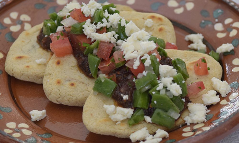 Receta de tlacoyos tradicionales de haba y frijol