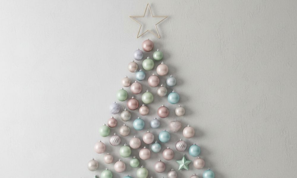Árbol de Navidad con adornos en colores pastel