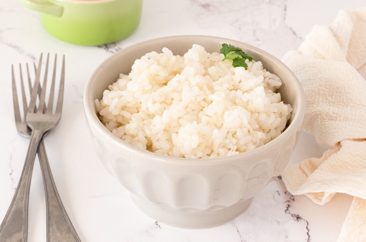 ¿Y si te digo que en tan solo 6 minutos puedes cocer arroz en el microondas y sin manchar ninguna olla? Checa esta receta.