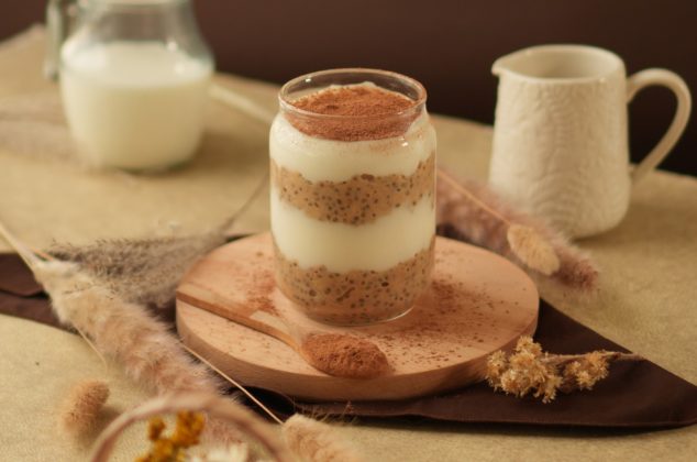 Desayuno de avena con sabor a tiramisú,  dulce, ligero y energético