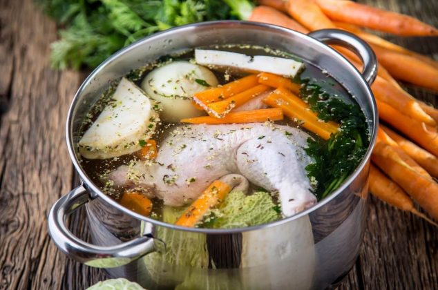 Qué verduras agregar a tu caldo de pollo casero y por qué
