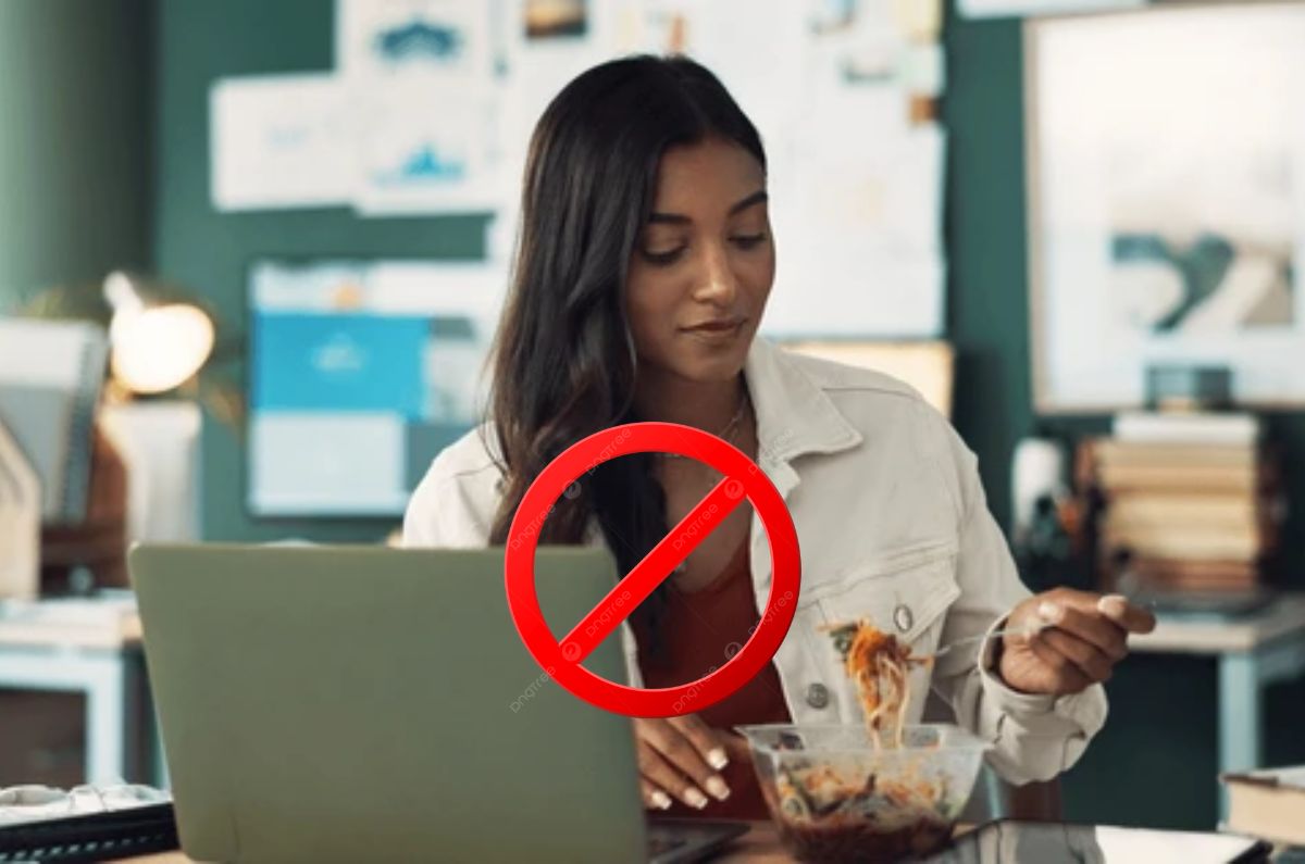 Comer frente a la computadora