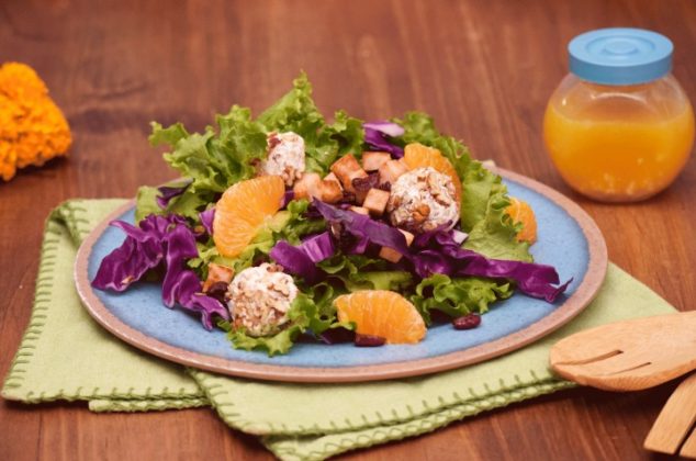 Ensalada con mandarina, jamón y aderezo casero