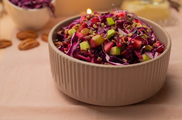 Receta de ensalada tibia de col morada y manzana