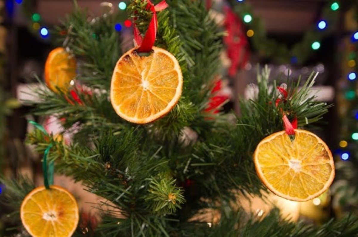 naranja y romero en el árbol de navidad