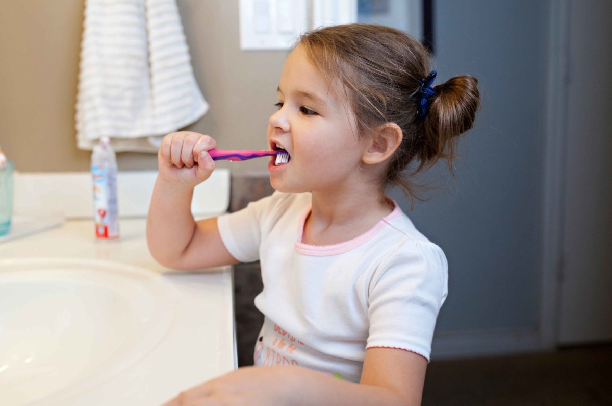 Niña cepillándose los dientes