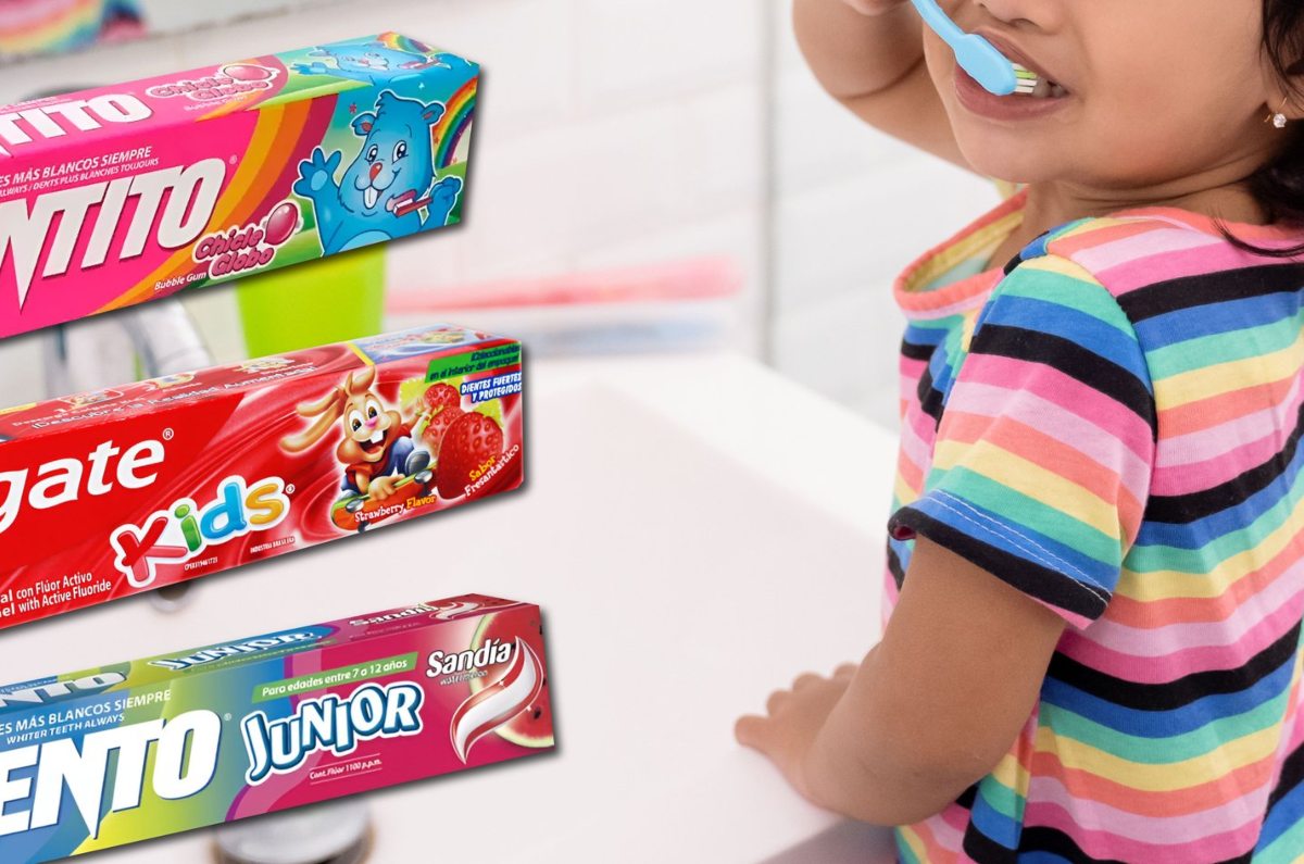 Niños cepillando sus dientes