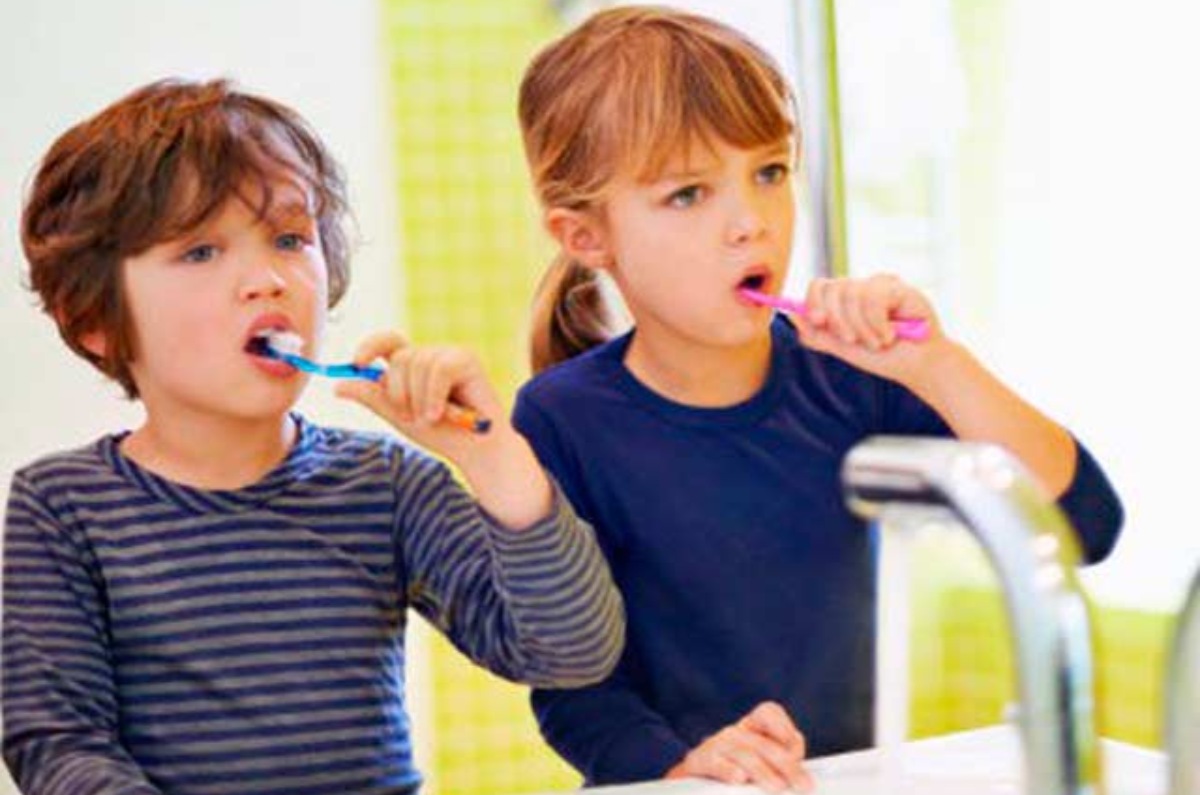 Niños cepillándose dientes