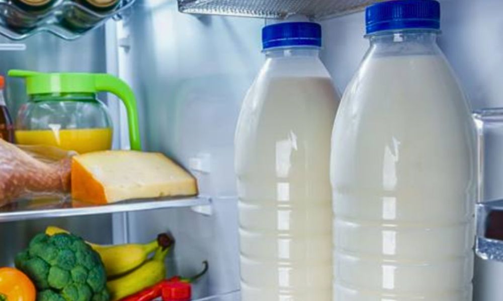 Por que no se debe guardar la leche en la puerta del refrigerador