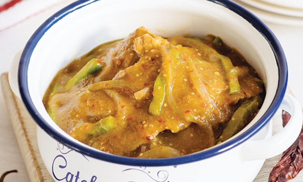 Receta de bisteces de res en salsa de chile morita con nopales