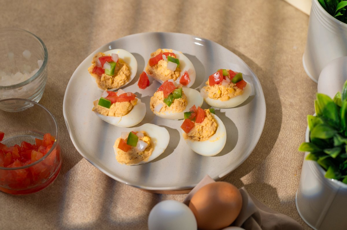 Receta de huevos endiablados con pico de gallo 