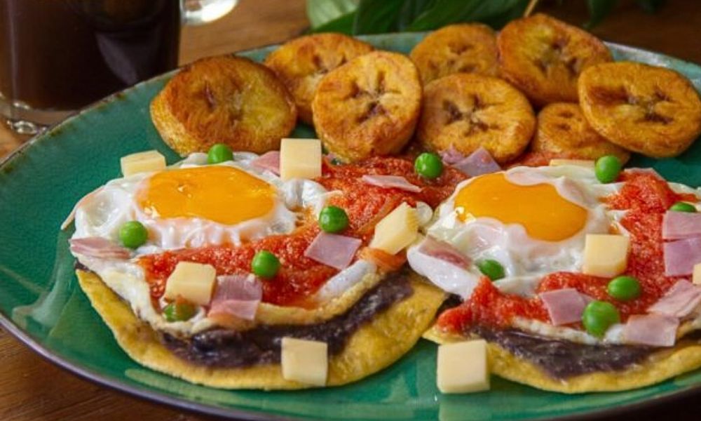 Receta de huevos motuleños a la yucateca
