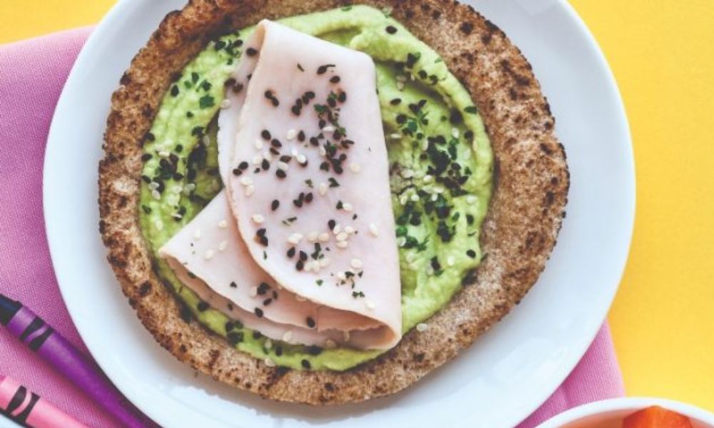 Receta de hummus de aguacate con pan pita y pechuga de pavo