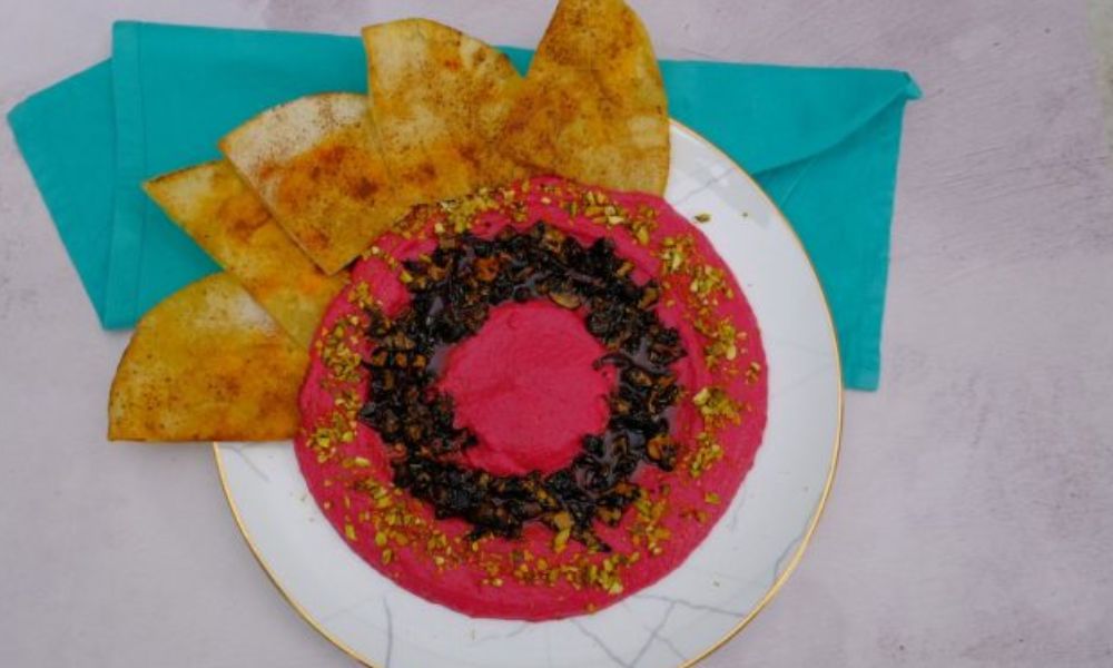 Receta de hummus de betabel con chicharrón de hongos