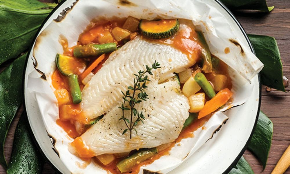Receta de pescado lenguado empapelado con verduras a la jardinera