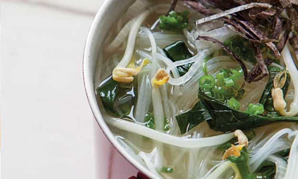 Receta de sopa de fideos chinos con espinacas