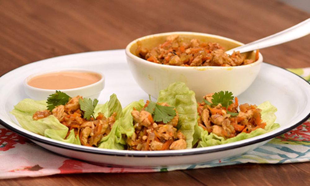 Receta de tacos de lechuga con pollo y salsa de cacahuate