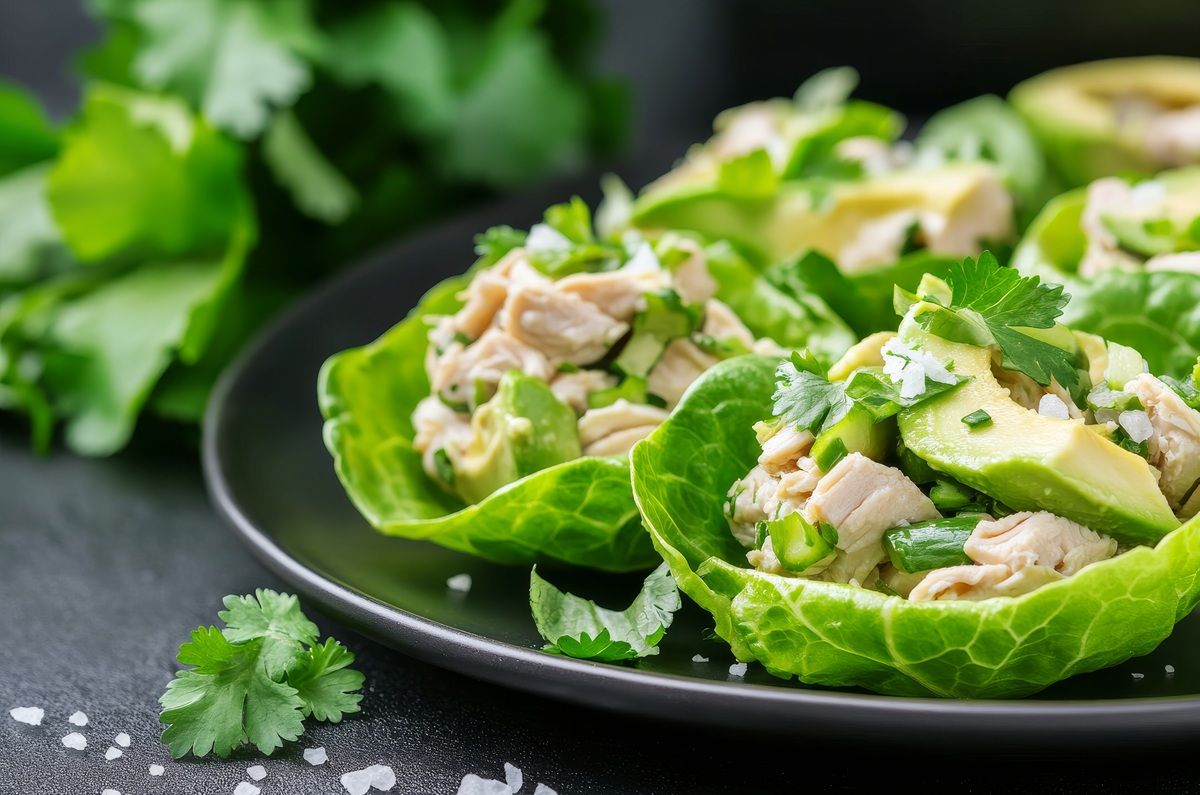Taquitos de lechuga con atún