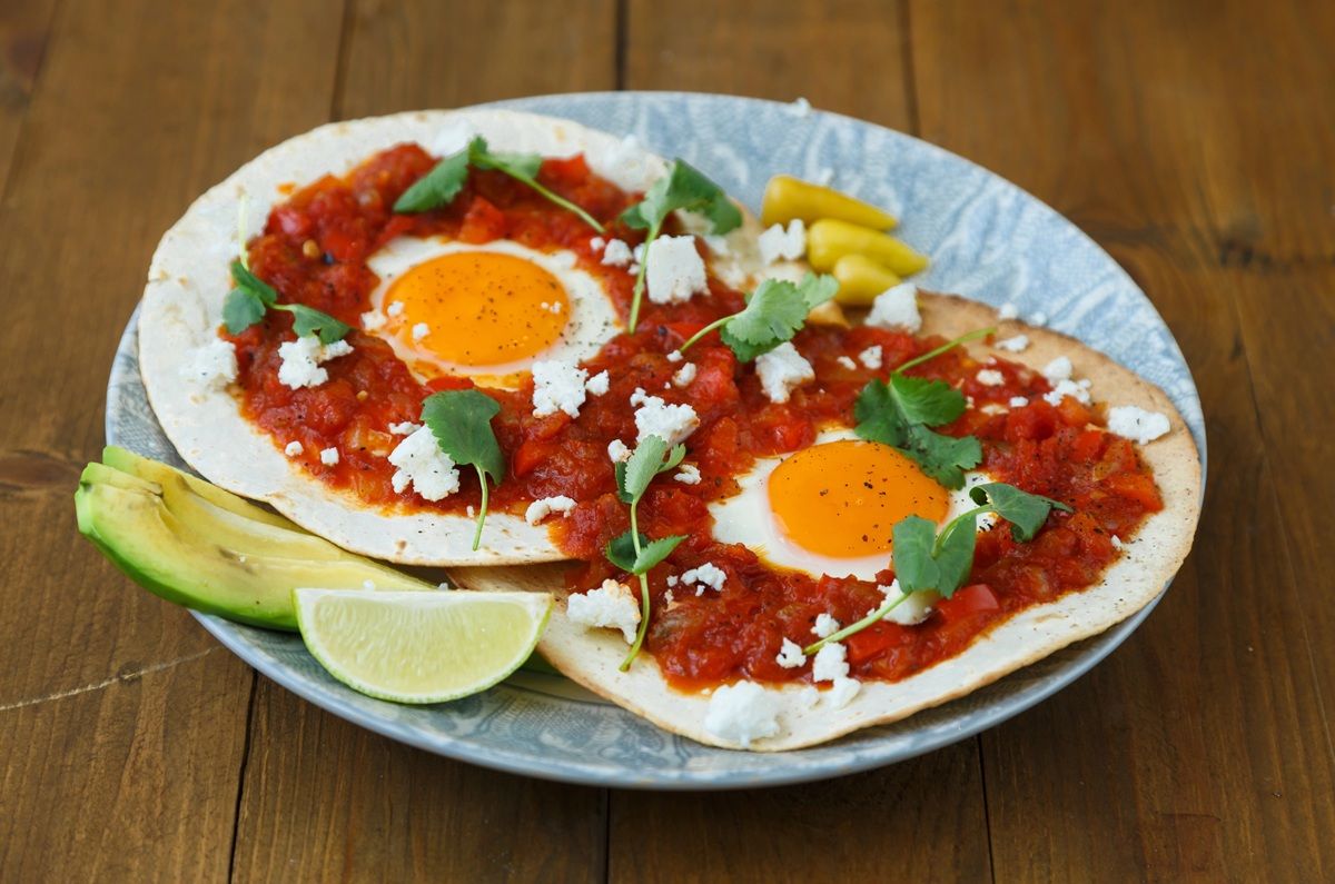 Tostadas de huevo con chicharrón en salsa roja