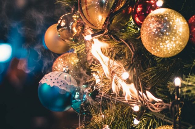 4 adornos que NO debes colgar cerca de series navideñas en el árbol porque pueden provocar incendios