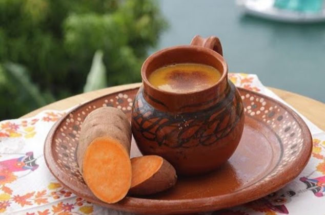 El atole de camote que sí quita el frío: la receta de Yuri de Gortari que abraza el alma
