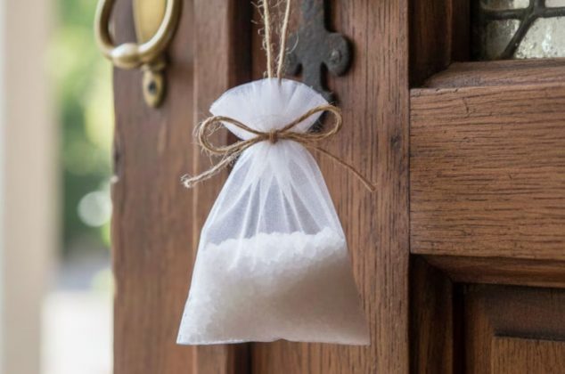 Por qué deberías colgar una bolsa con sal en la entrada de tu casa para Año Nuevo y cómo hacerlo