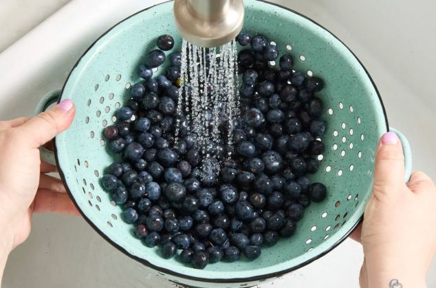 La mejor manera de limpiar arándanos para eliminar pesticidas y prevenir el moho