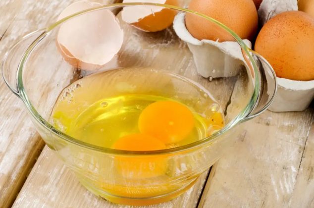 Descubre cómo quitar la cáscara de huevo que cayó a la mezcla de forma fácil