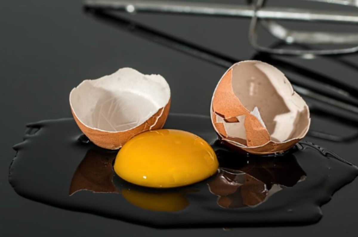 como sacar una cascara de huevo al cascarlo