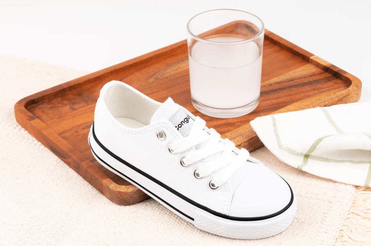 cómo secar tenis blancos con manchas amarillas