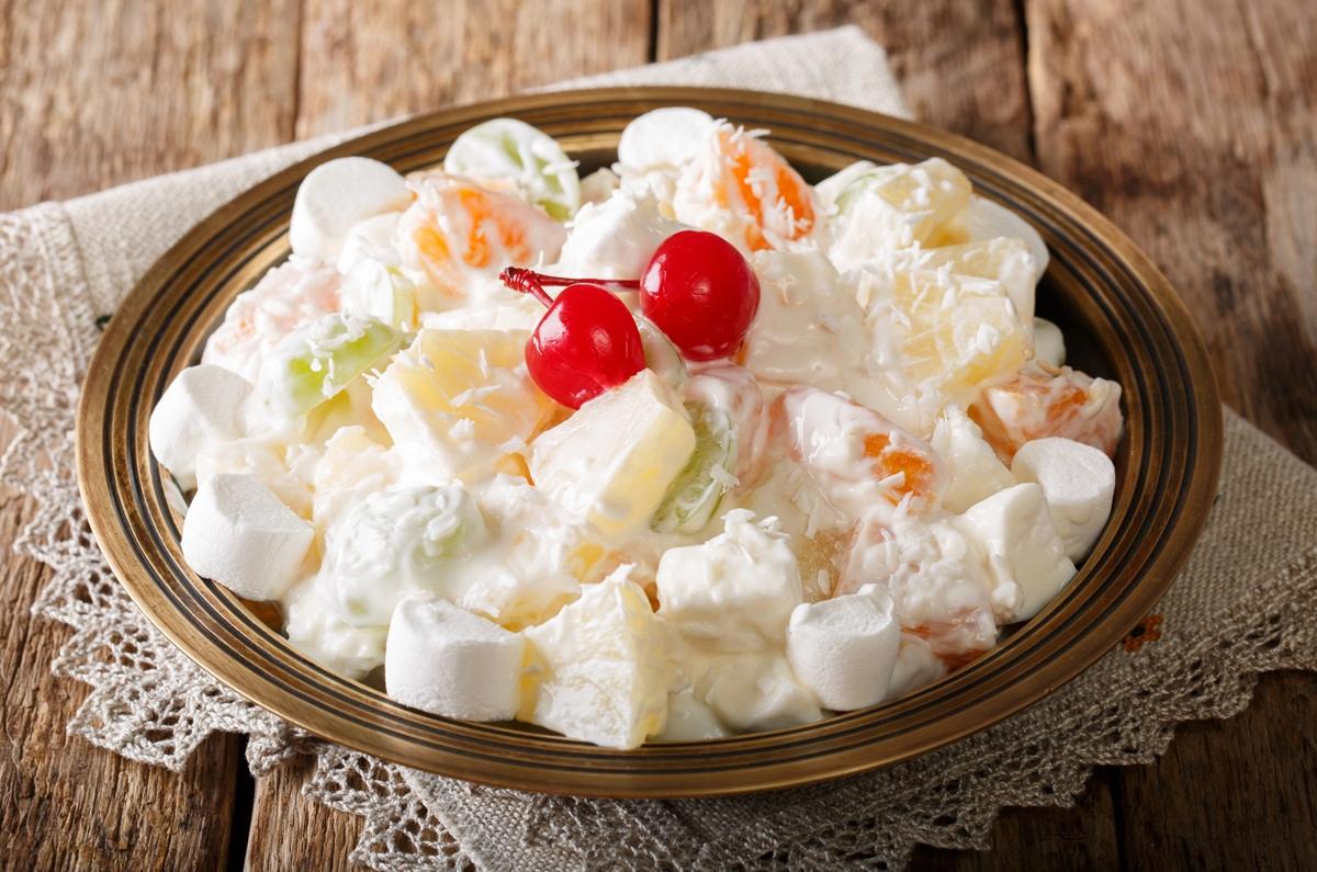 Ensalada Ambrosía: manzana cremosa con bombones