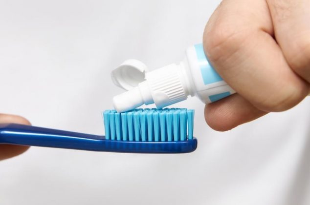 Esta es la pasta dental que regenera el esmalte dental y puedes adquirirla en supermercados