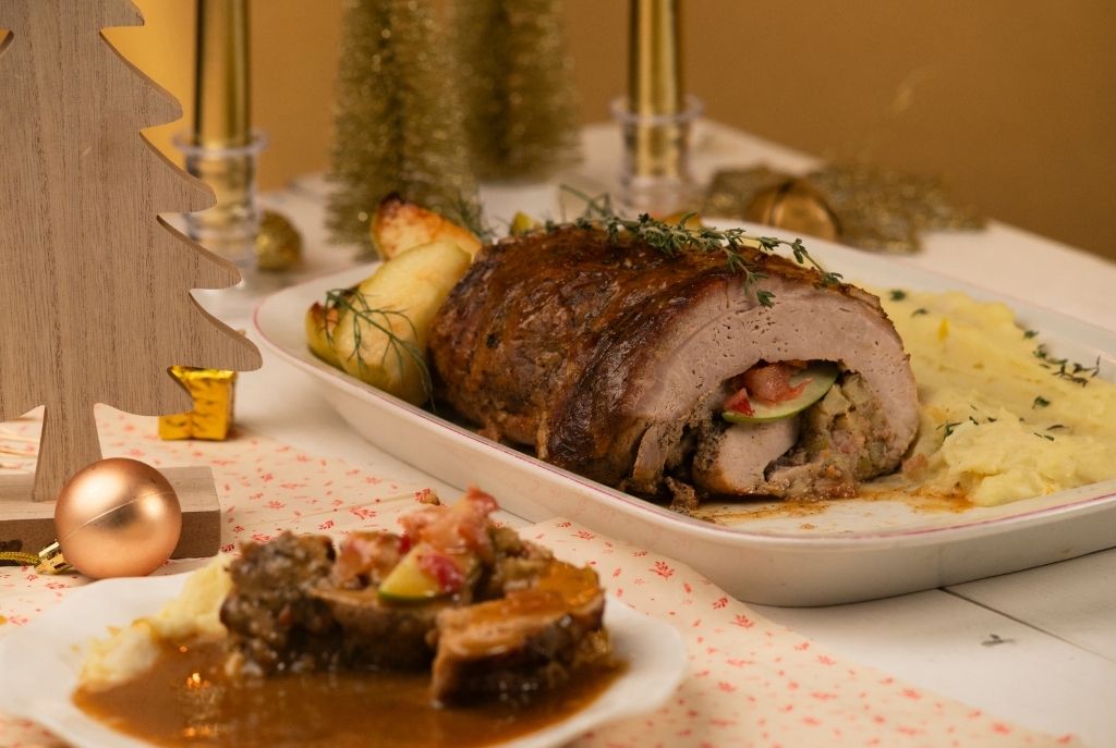 pierna rellena de manzana y tocino, jugosa y aromática