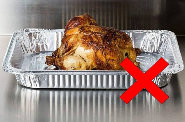 La razón por la que NO debes usar bandejas de aluminio para tu pavo navideño, según expertos de salud