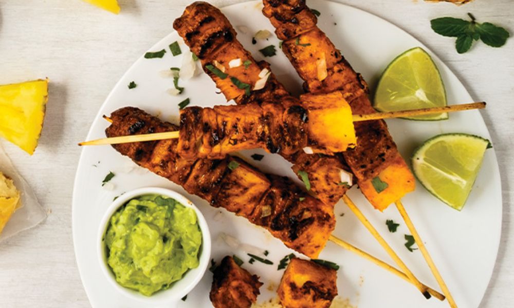 Receta de brochetas de cerdo adobado con piña a la parrilla