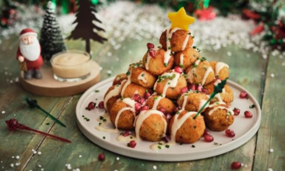 Receta de croquetas navideñas de papa con queso y salsa Alfredo