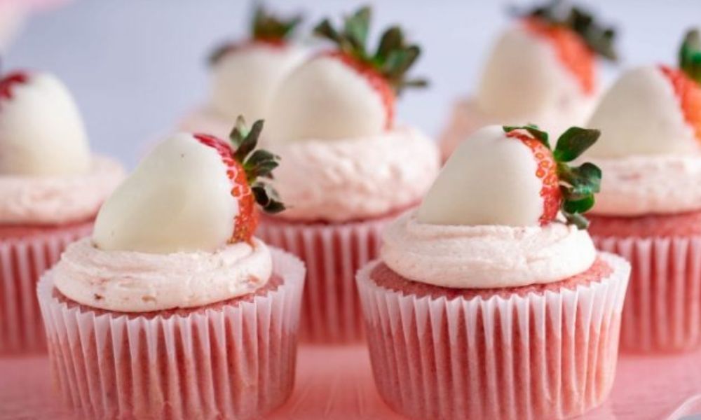 Receta de cupcakes con fresas cubiertas de chocolate blanco