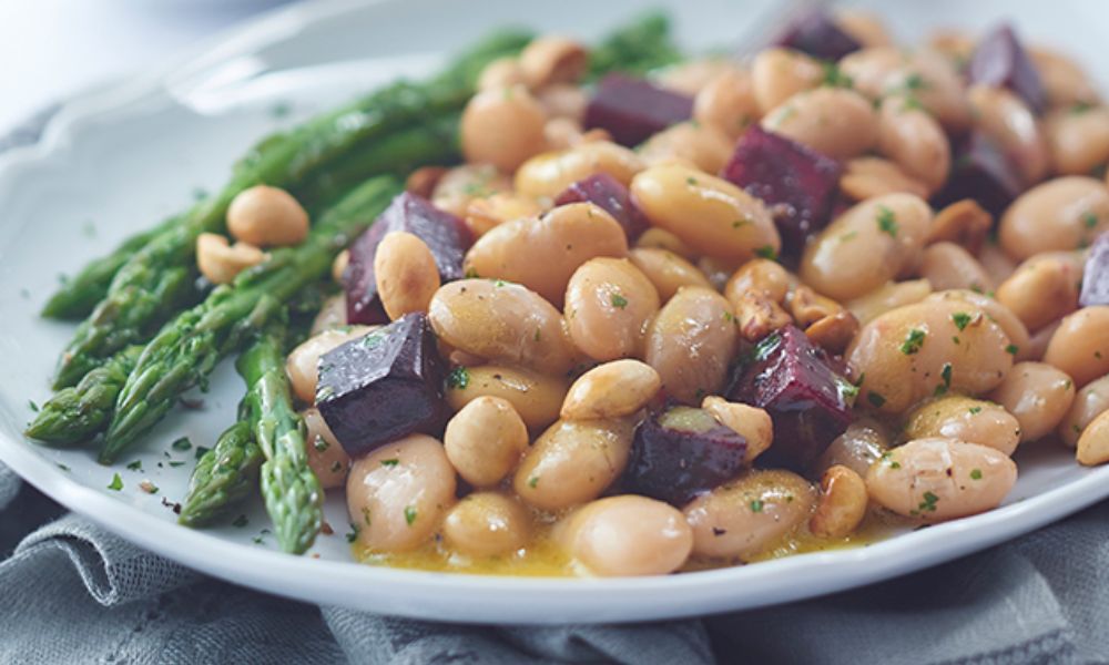 Receta de ensalada de alubias con betabel y espárragos