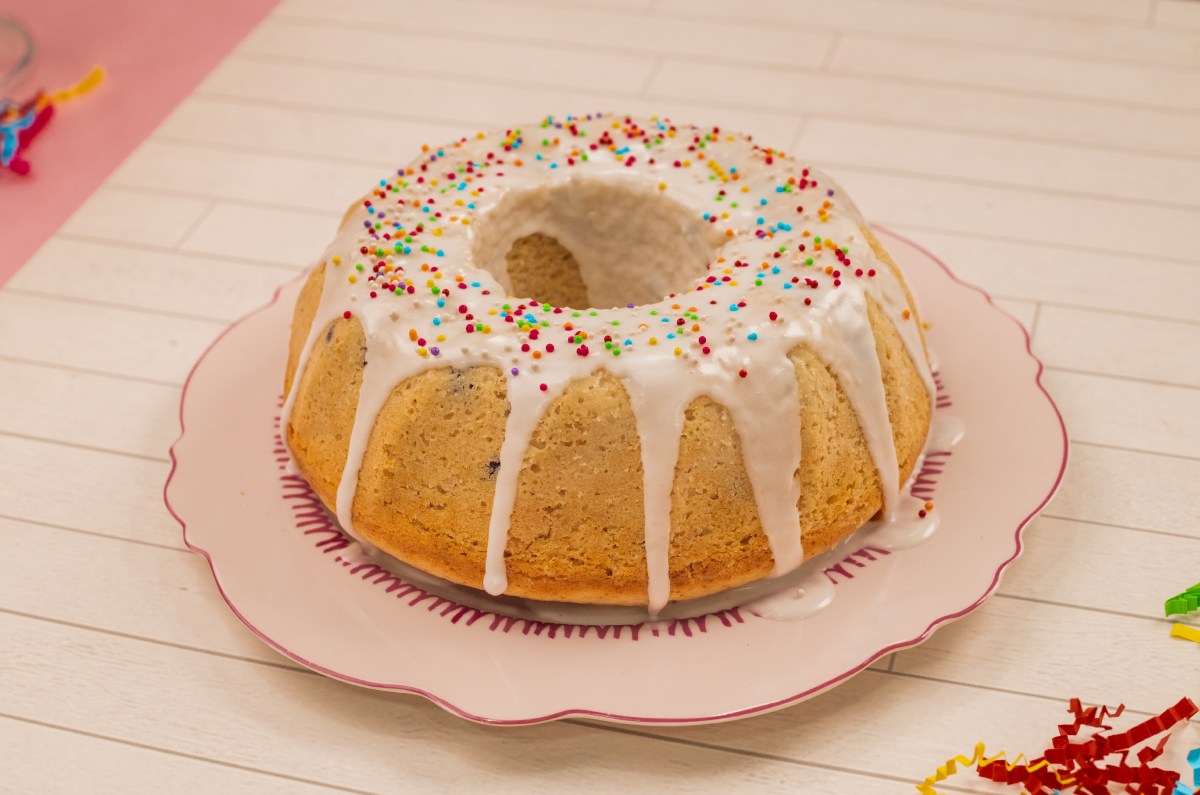 Sencilla receta de panqué con harina de hot cakes que requiere de pocos pasos e ingredientes. A tu familia les encantará por su rico sabor,es ideal para acompañar un cafecito o un vaso de leche. ¡Que lo disfrutes!