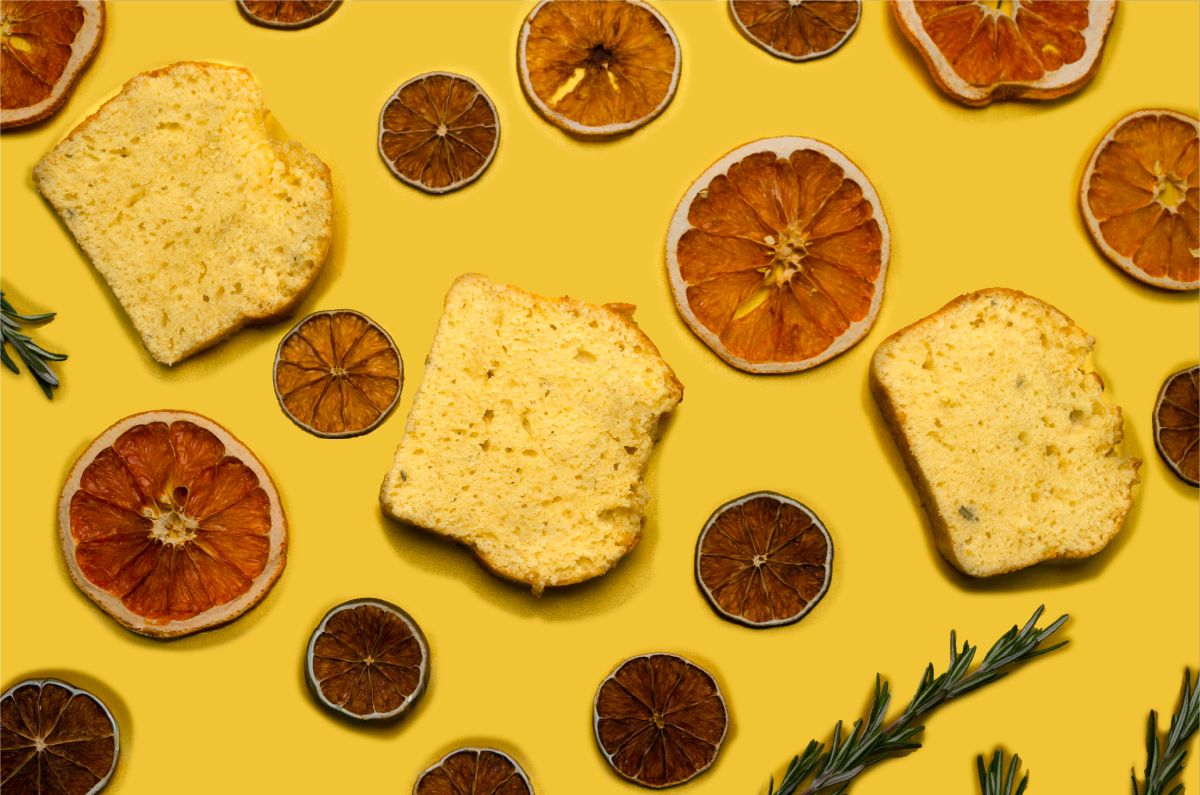 Esponjoso pan de naranja casero que dejará tu casa con un aroma delicioso y a todos tus invitados encantados. ¡Si se hace en pareja queda mejor!