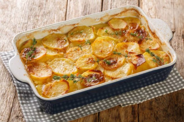 Papas gratinadas fáciles: la receta cremosa que queda lista en minutos