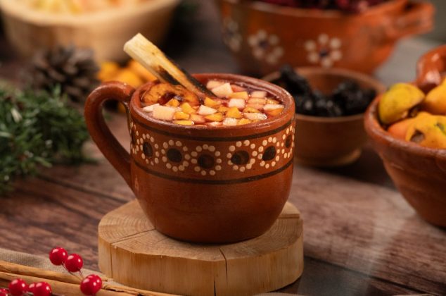 Receta de ponche de frutas tatemadas para Navidad