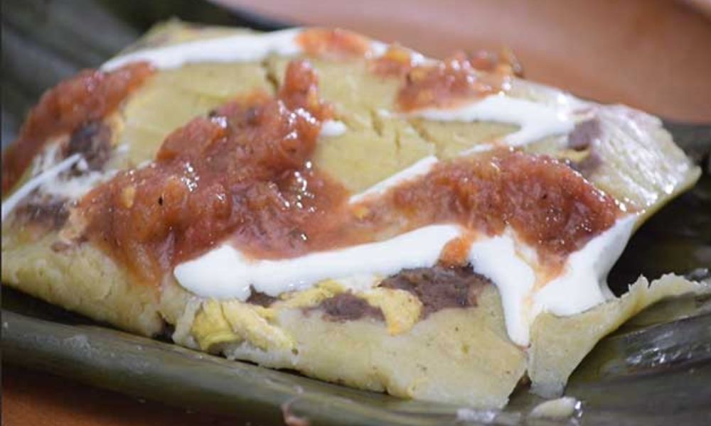 Receta de tamales de frijol con pollo y queso oaxaca en hoja de plátano