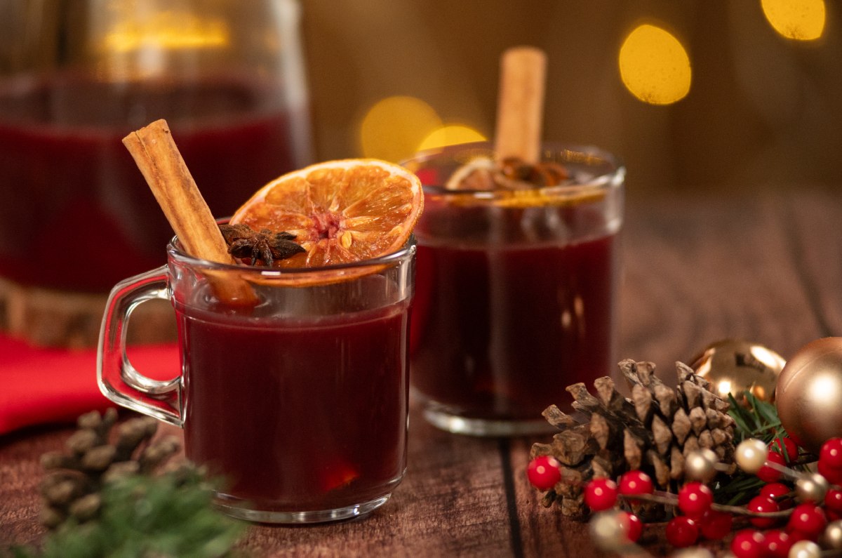Cómo hacer Glühwein, el vino caliente especiado de Navidad