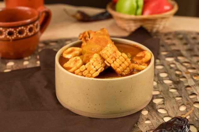 La mejor receta de tesmole rojo de pollo para tu comida diaria
