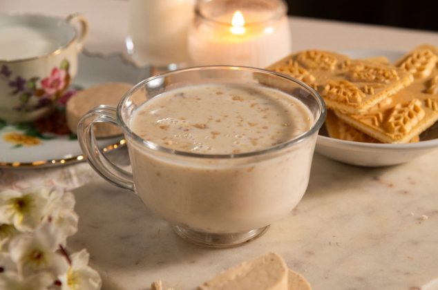 Atole de mazapán caliente, ideal para días fríos