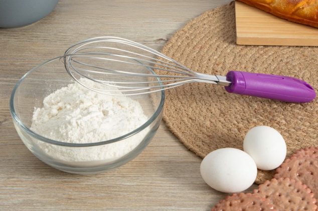 El truco con batidor globo que evita el desastre al sacar harina (y mejora tus postres)