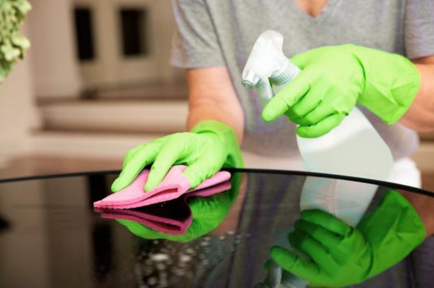 El ingrediente casero que SÍ funciona para limpiar las mesas de vidrio y cómo aplicarlo