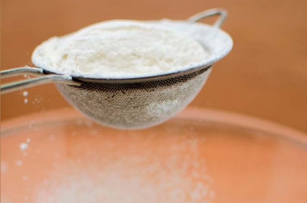 El truco infalible para tamizar harina sin ensuciar la cocina y lograr postres perfectos