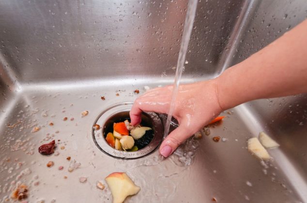 Tirar esto por el desagüe podría hacer que tengas que llamar al plomero